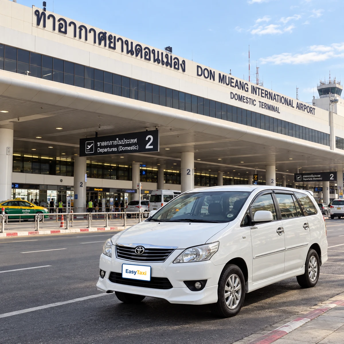 ドンムアン空港第2ターミナル出発ロビー前の白いEasyTaxiのイノーバ