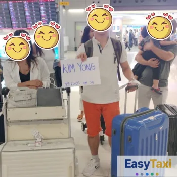 Happy traveler using Pattaya taxi service to Suvarnabhumi Airport