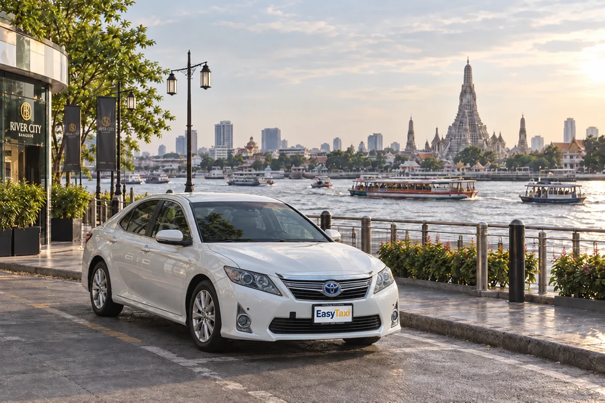 バンコクのチャオプラヤー川沿いを走るEasyTaxiの貸切送迎車