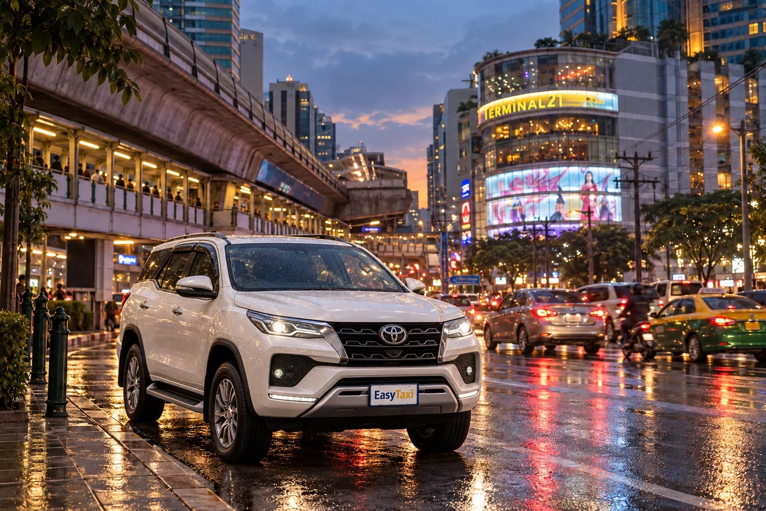 Белый Toyota Fortuner с сине-жёлтой табличкой EasyTaxi на Сукхумвит рядом с BTS Асок и Terminal 21 Бангкок